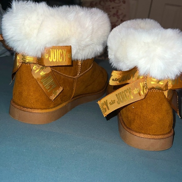 Juicy Couture Shoes - LIKE NEW😍 Juicy Couture Women’s Size 9 Cozy Boots - Chest Nut Color with Bow